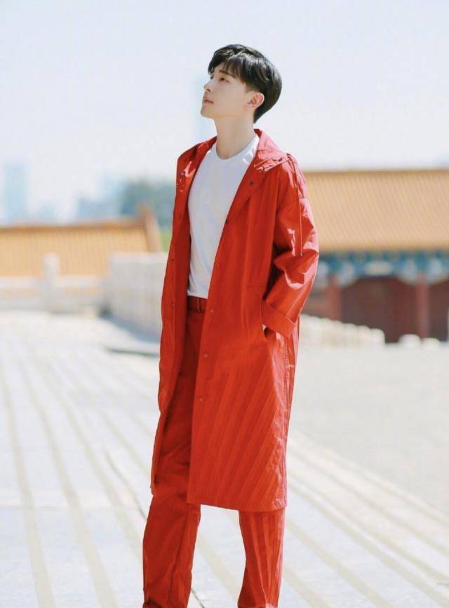 原创邓伦米兰街拍曝光印花衬衫清新简约颜值和气质都太优越