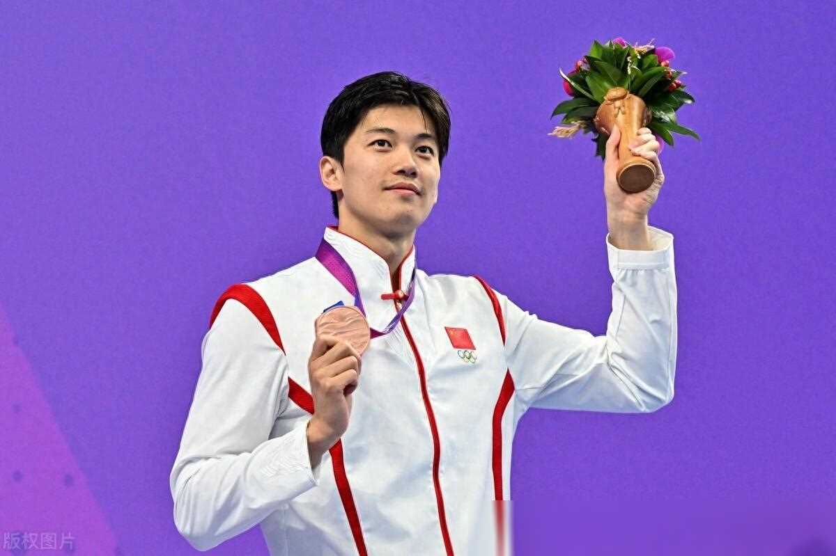 徐嘉余在游泳项目上表现突出,斩获了5枚金牌,荣膺年度最佳突破奖.