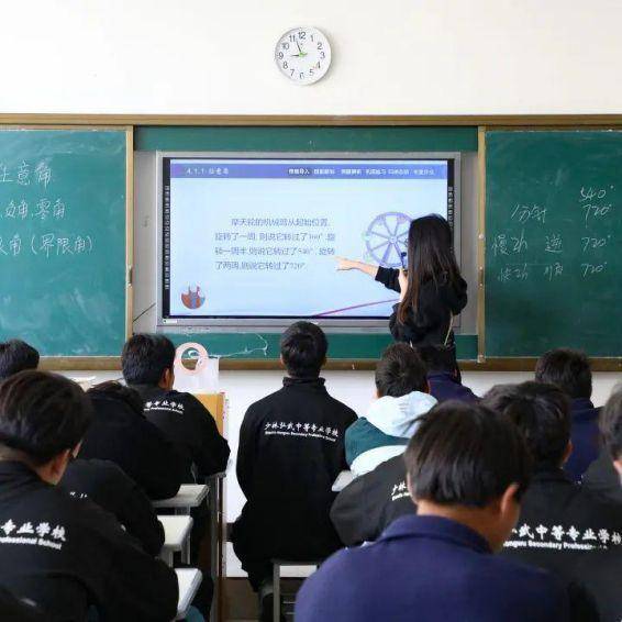 教坛展风采磨砺绽光芒丨弘武中专组织新教师上好汇报课