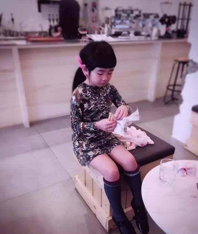 原创费曼颜值崩了格蕾丝变大腿变长了还不如4岁的孩子啊