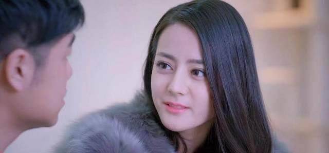 虽然如今人气很高,但是在影视剧中挑大梁的能力和杨幂唐嫣等人比起来