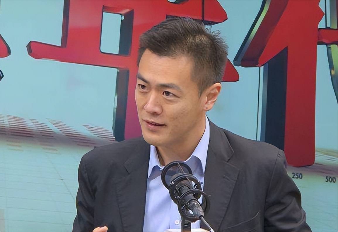 "富二代"刘鸣炜:父亲豪车扎堆一条裤子26万,他身价百亿开丰田