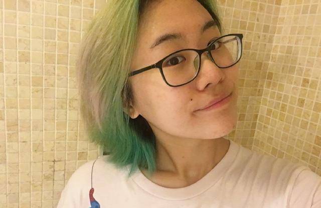 窦唯二女儿染绿色头发撞脸窦靖童自拍照傻傻分不清楚