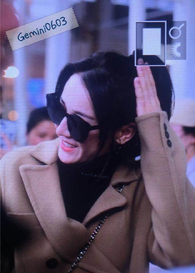 迪丽热巴现身机场:毛衣穿反,秋裤穿帮,鞋带也松了_飞机_衣服_领子