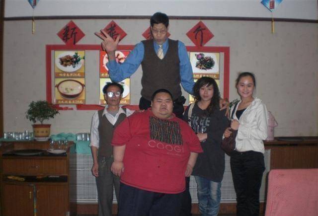 张俊才的身高达到了2米42,比姚明还高了足足16厘米.