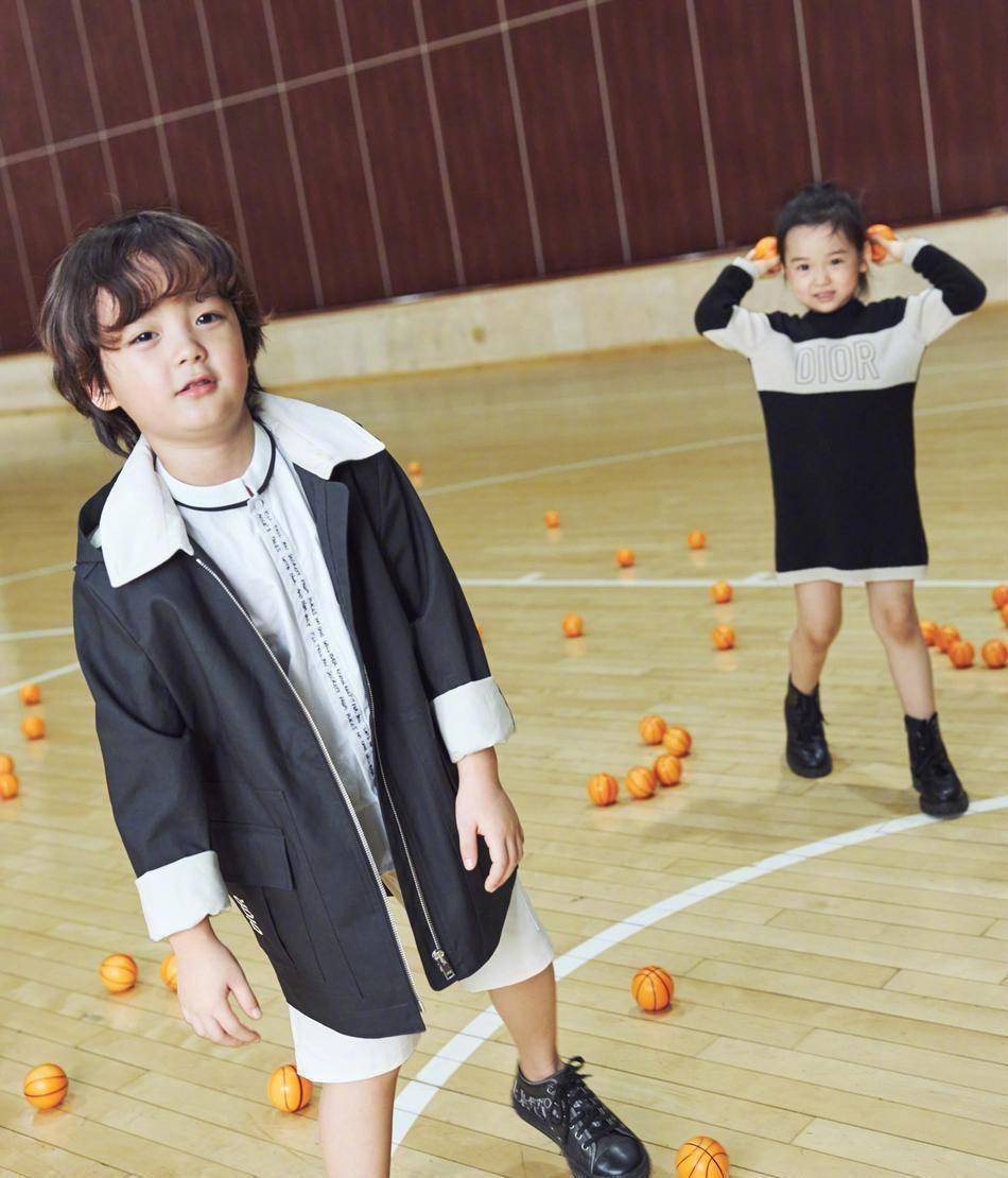 董璇女儿可以出道了,和许子言拍写真,越来越像爸爸高云翔了