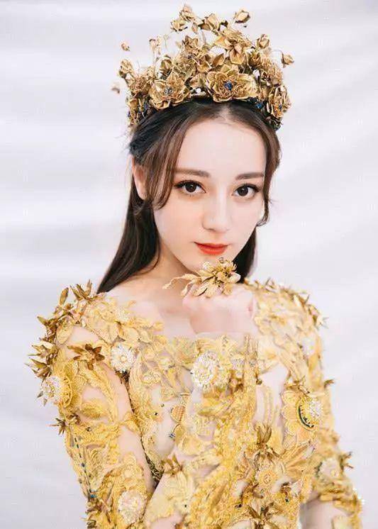 迪丽热巴成为首个90后金鹰女神却因手臂粗登上了热搜