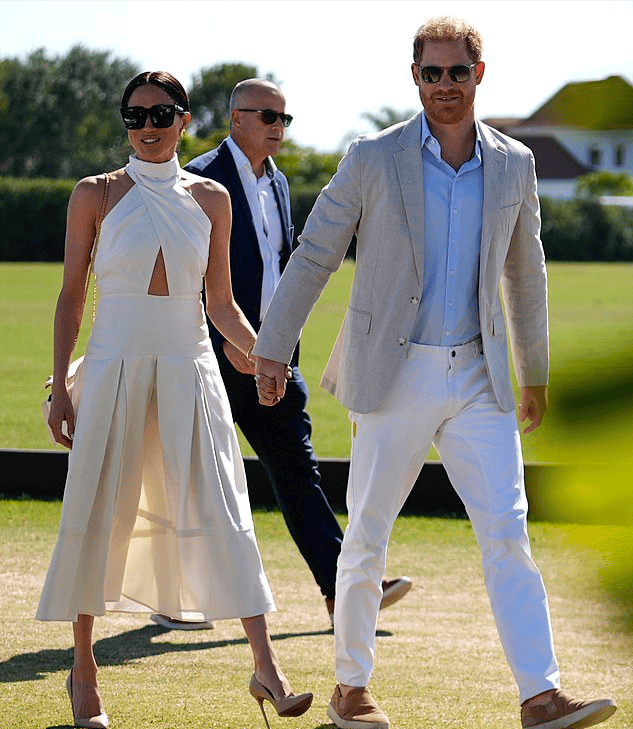 原创梅根最新营业又高调了和哈里当众亲吻真甜她穿挂脖白裙女神范