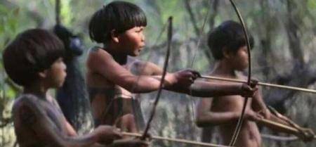 更重要的是这里住着不少的原始部落人群的,他们过着与世隔绝最原始的