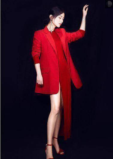 原创第一次见黄圣依穿这独特的开叉裙好尴尬多亏她的上衣遮住了