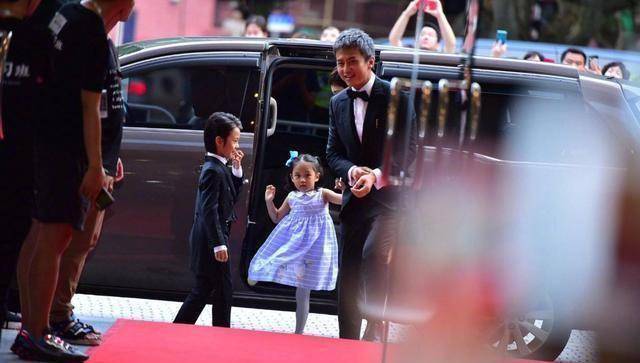 原创邓超孙俪一家首次公开合体等等帅气小花软萌遗传父母的高颜值