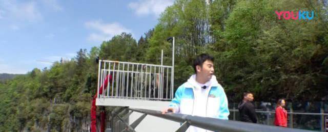 原创迪丽热巴实现蹦极愿望两次造型都很吸晴宋小宝恐高全程扶着走