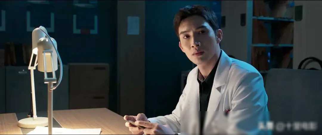 《手术直播视角下24岁女三号的惊艳亮相》_医疗_情节_郑仁