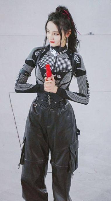 迪丽热巴的科技感造型太帅了,绅士手大获好评,抢尽男嘉宾风头