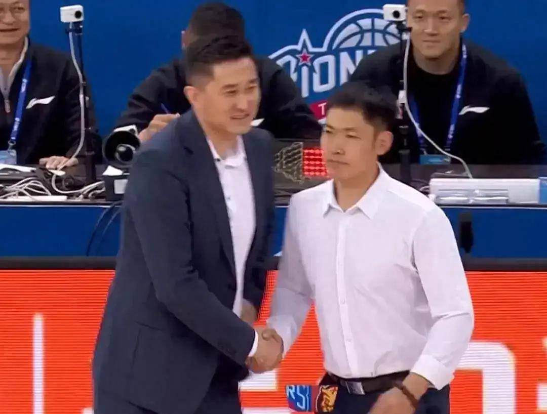 12连胜广东队并非无敌收官战张庆鹏手把手教联盟如何打败广东队