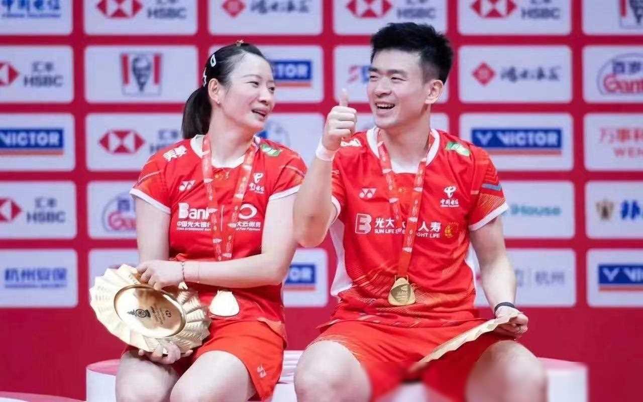 全家福曝光,金饰炫富身份揭秘_中国女排_沙西丽_朱婷