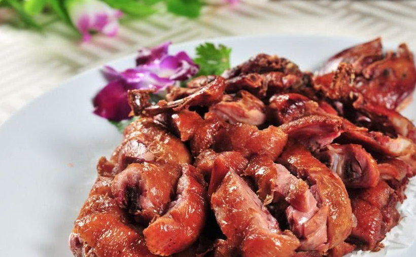 原创百年名菜樟茶鸭香味独特皮酥肉嫩吃过的人都说好