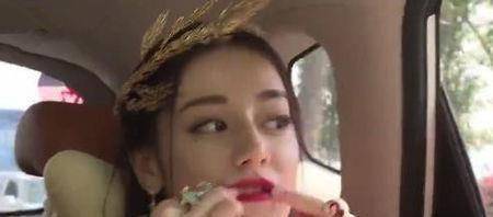 在最新一期跑男中鹿晗还送飞吻给热巴,然而虽然俩人在节目中表现的很