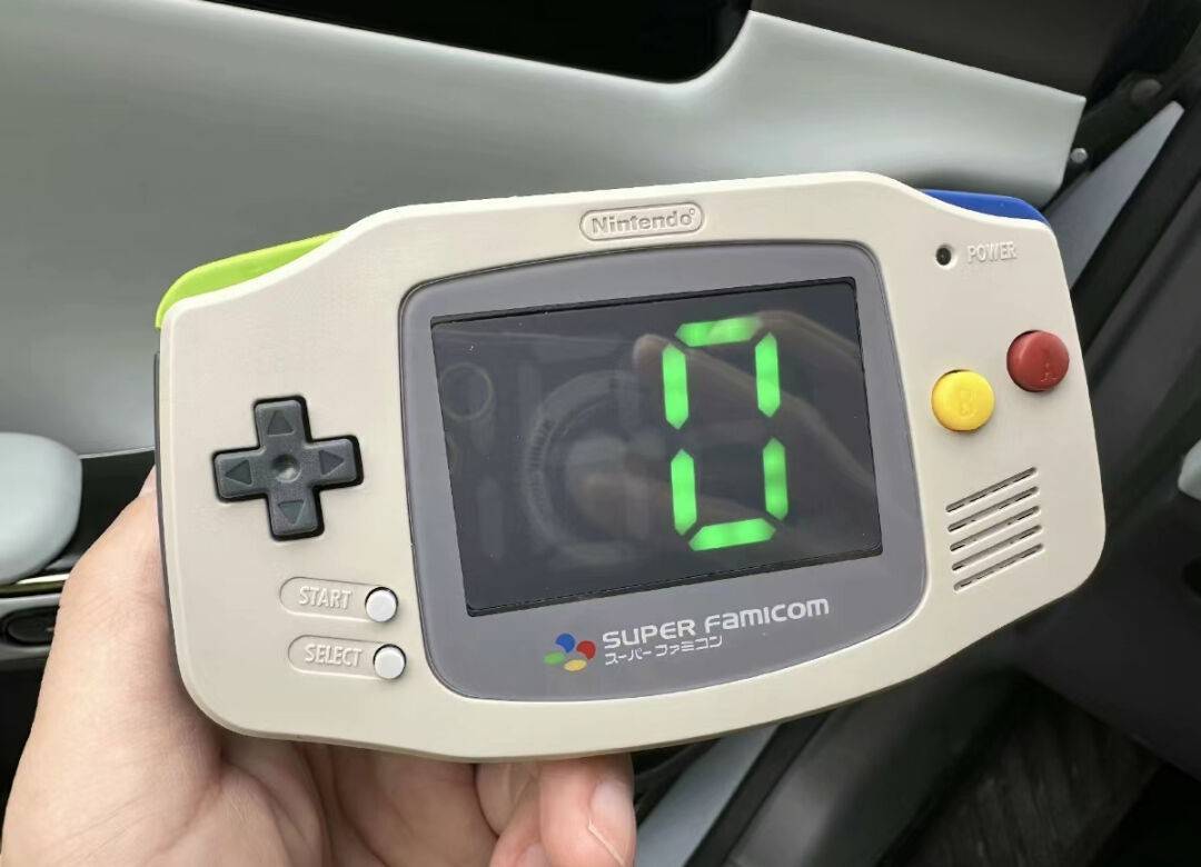 这部gba是灰色版本 改装了蓝色r键和绿色l键,卡槽处还插了一张gba卡带