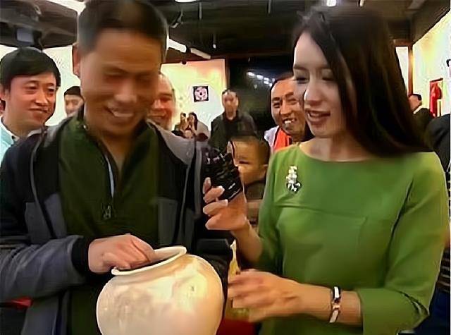 原创小伙偷偷带母亲腌鸡蛋罐上鉴宝节目专家不敢估价怕被抓