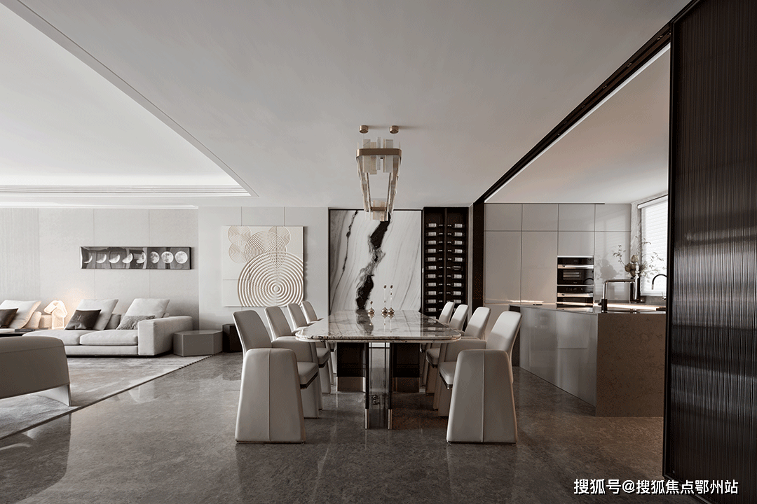 餐厅 厨房与楼梯间,设立了开放的中岛台,形成视觉隔断,在增添功能性的