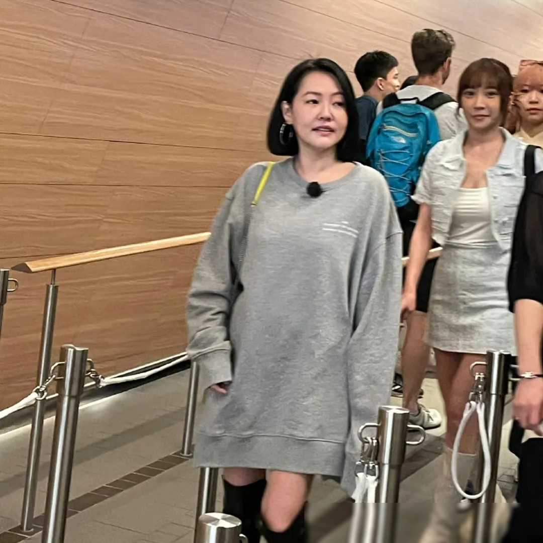 45岁小s现身香港录节目喊累沟壑纵横脸硅胶感十足