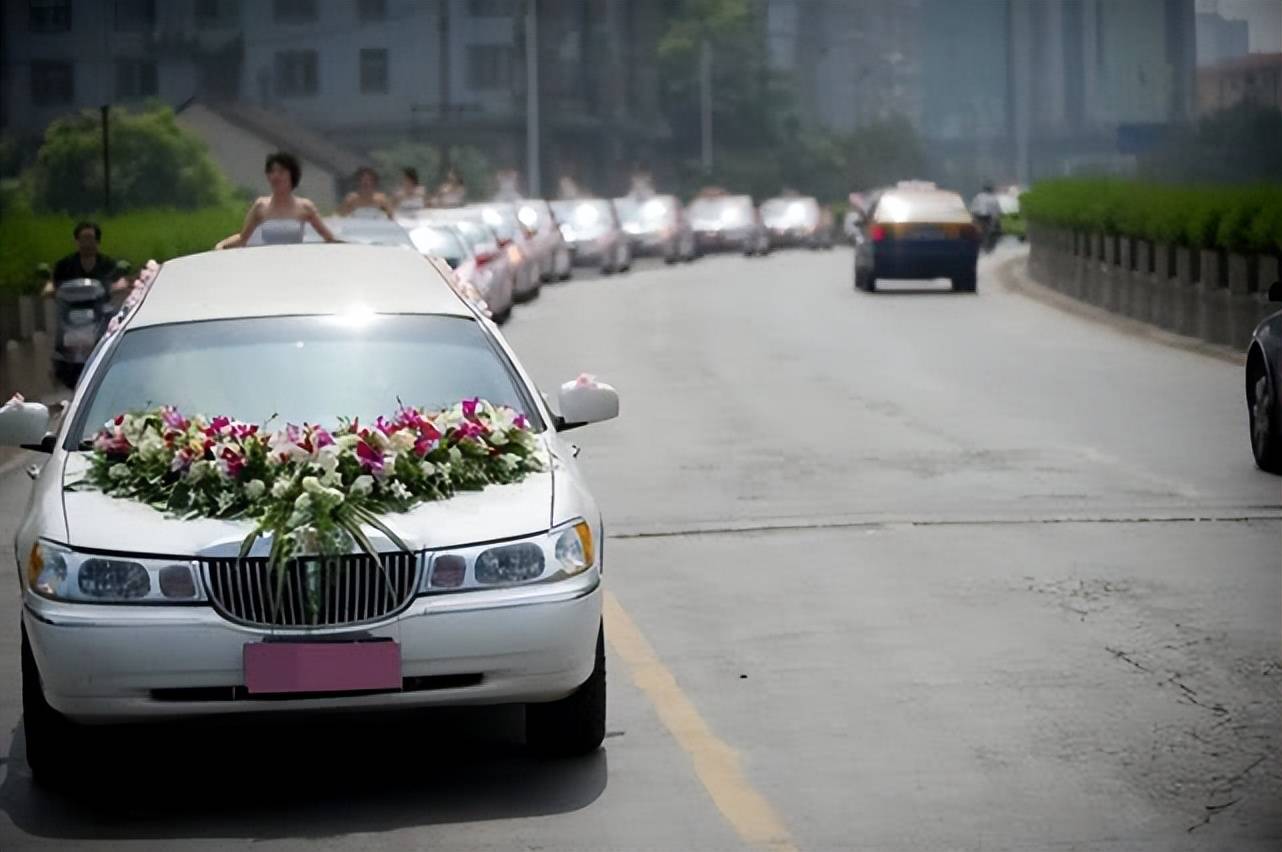 原创出殡遇到婚车究竟谁先让路内行请记住这一个不成文的规定