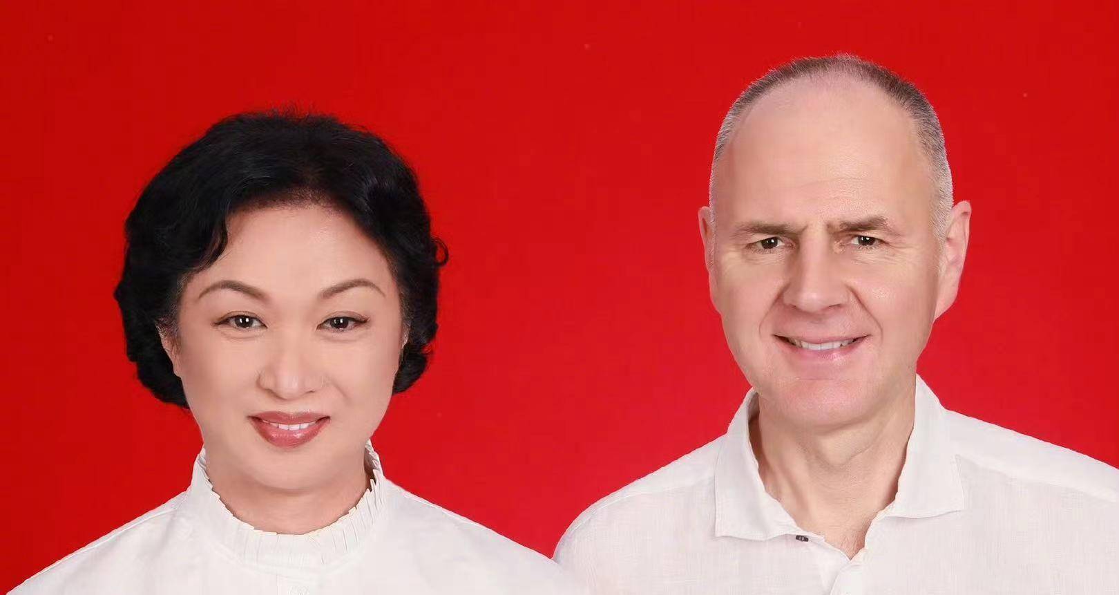 如今已满十八个年头,他们重新登记结婚,再次见证了他们一路以来的感情