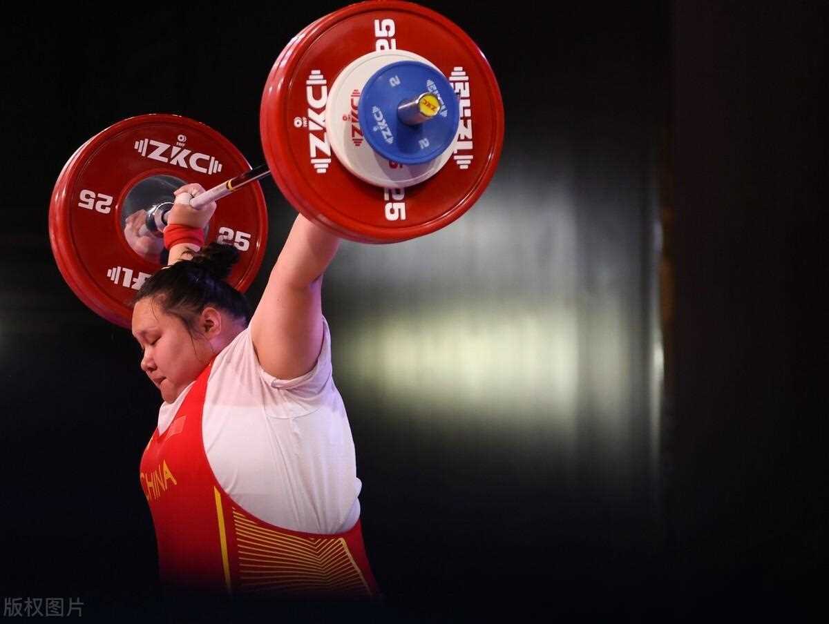 原创史上第一女大力士之争李雯雯一骑绝尘世界杯斩获三金