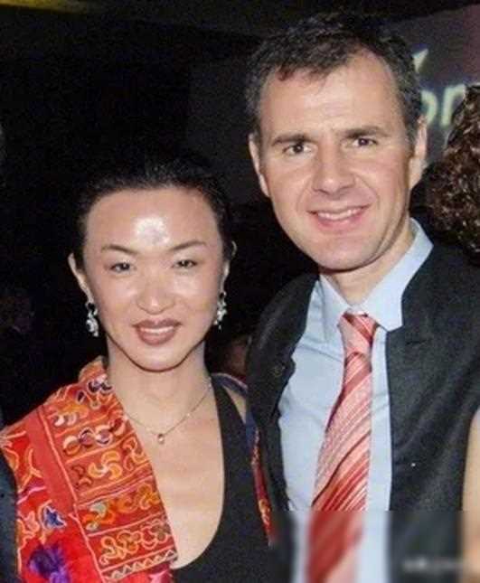 一上飞机,汉斯就被金星的独特魅力所吸引,在飞行中,他们聊得很投缘