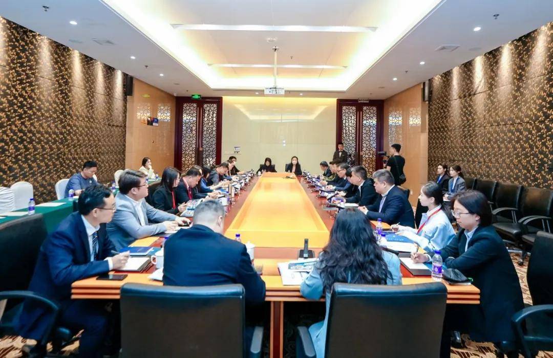 启动仪式前,沧州市委副书记姚幸福与任卓平及专家代表举行了工作会谈.