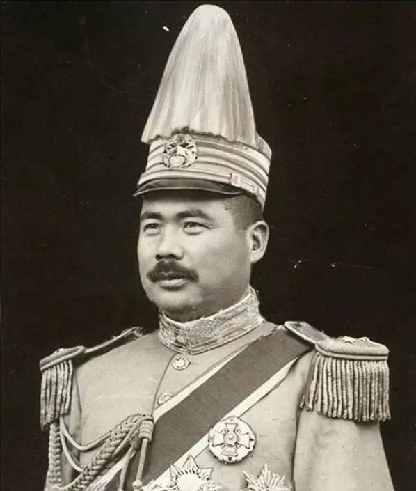 冯玉祥溥仪与婉容二人居住在二楼,丢下文绣一个人在一楼独居.