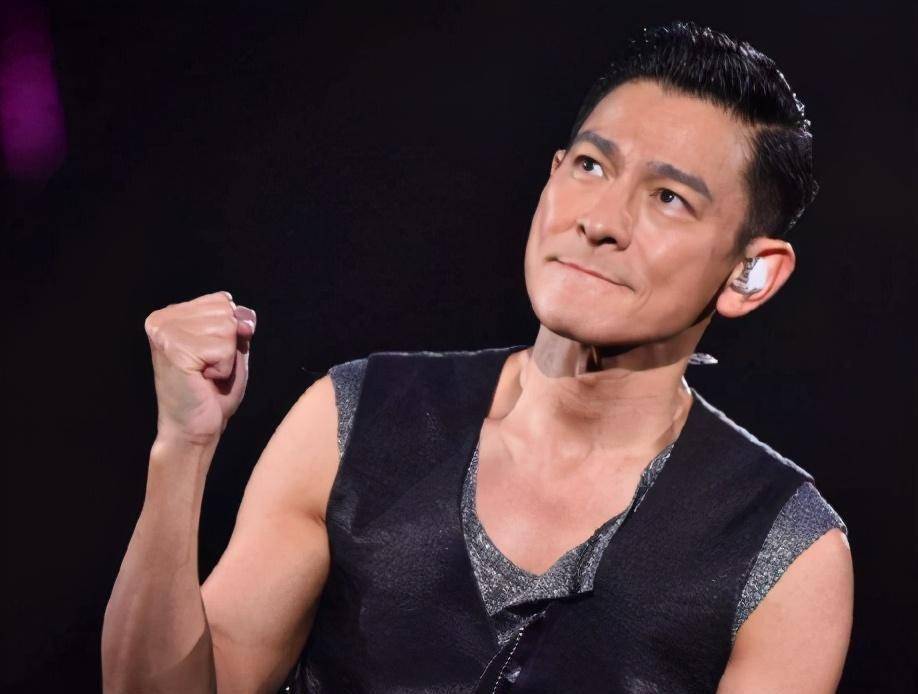 当年天王身边的"小跟班",后站在华仔面前,已经有另外的身份_黄斌