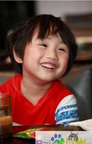 小小彬和弟弟跟了父亲生活,五岁时和言承旭合作了《就想爱着你》缀祆