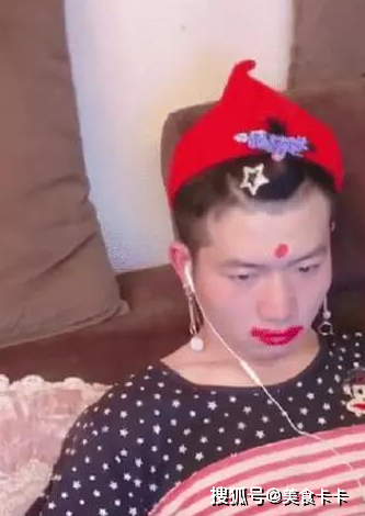 哈哈——还有一个重点就是头上的那块红三角巾了吧,红艳艳的,跟过