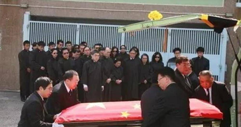 原创霍英东葬礼警车开道何鸿燊和李嘉诚扶灵待遇堪比国葬
