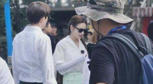 原创张雨绮95后男友李柄熹牵手逛街无惧外界声音两人恋情超甜蜜