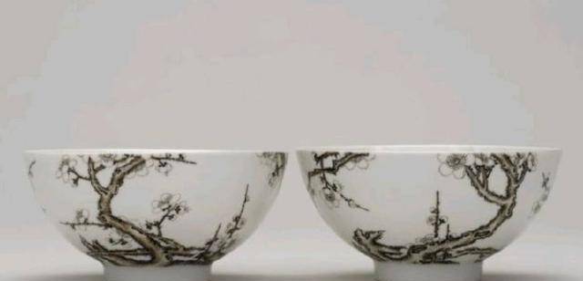 乾隆也有他的"爱碗",是这样的:雍正风格的青花:乾隆风格:前不久,腋鲻