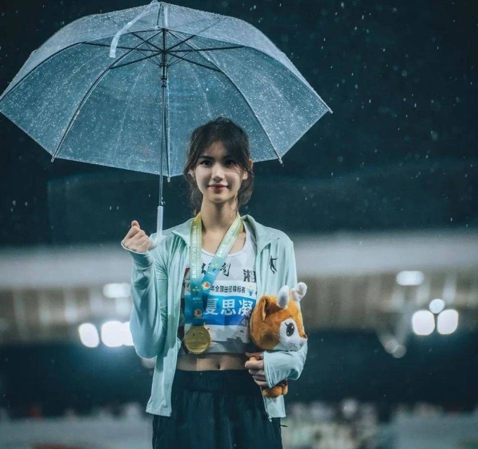 像吴艳妮,夏思凝爆火后,确实也带动了普通人对田径运动的认识.