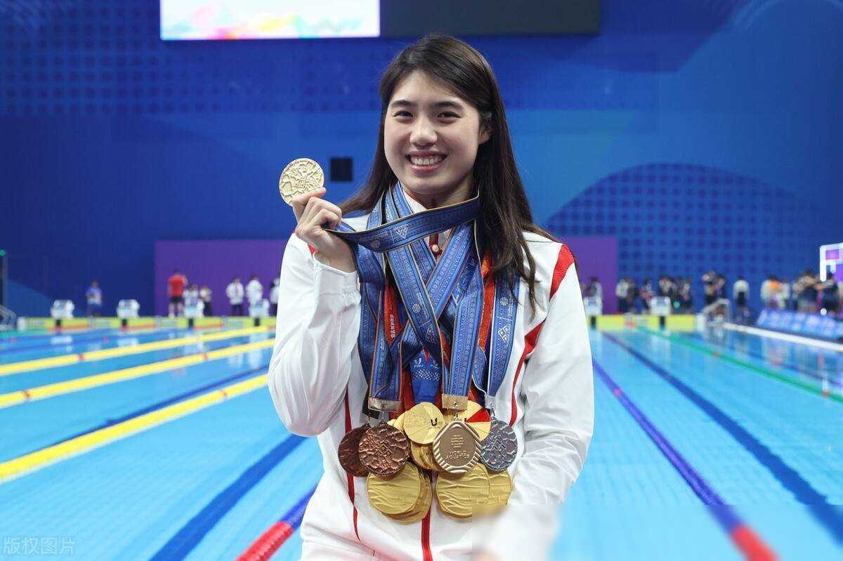 张雨霏骑电动车引发争议,遭网友吐槽,话题引爆央视