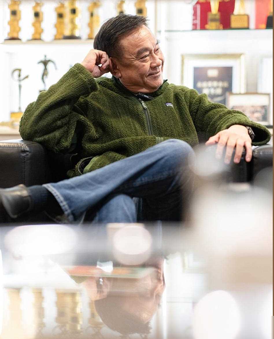 66岁尔冬升罕谈8岁女儿"不是我安排",至今没给女友一个名分