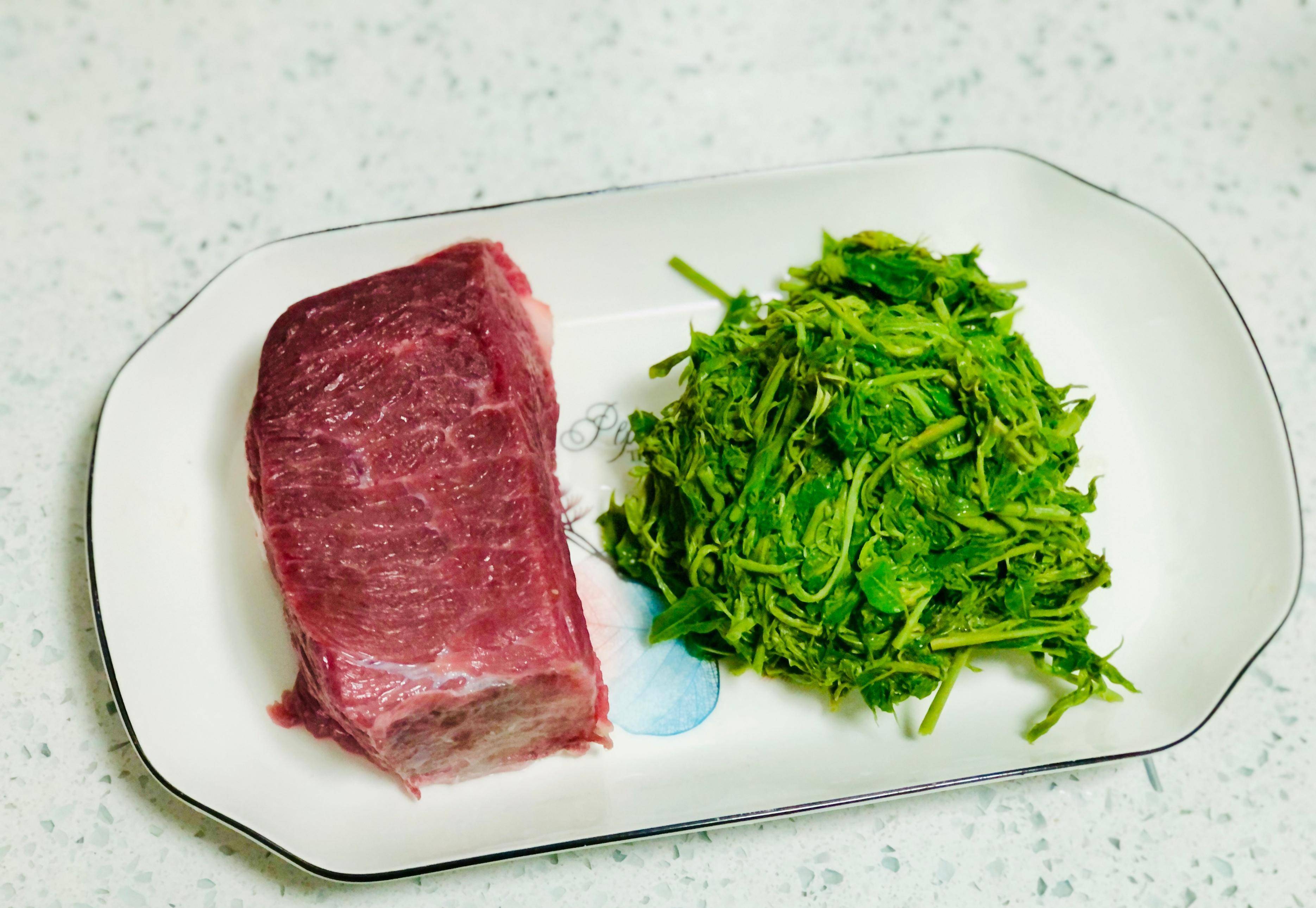 食盐,白糖,白芝麻------【香椿牛肉酱】------香椿由于食用周期特别短