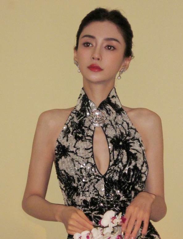 杨颖出道这么多年,虽然演技备受质疑,唯一的代表作就是真人秀《奔跑吧