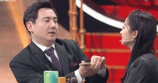 桌子上摆放着各种化妆品的样品,腾哥在沈腾身上化妆,作为模特儿.