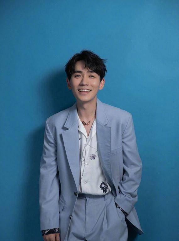 港风style,朱一龙帅成理想型,粉丝:把衣服给我扣上!__