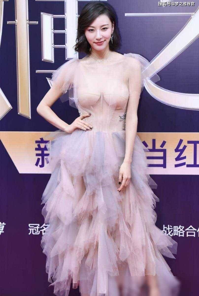 陈雅婷50度灰裙引发关注王思聪也心动不已
