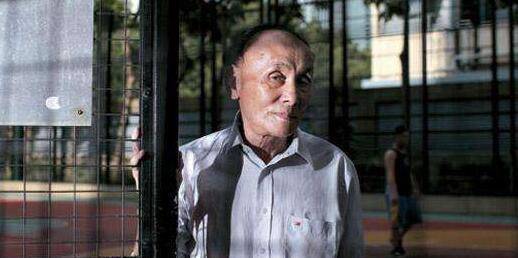 杨爱贞跟崩牙驹结婚时才21岁,第二年崩牙驹则蹲监服刑.