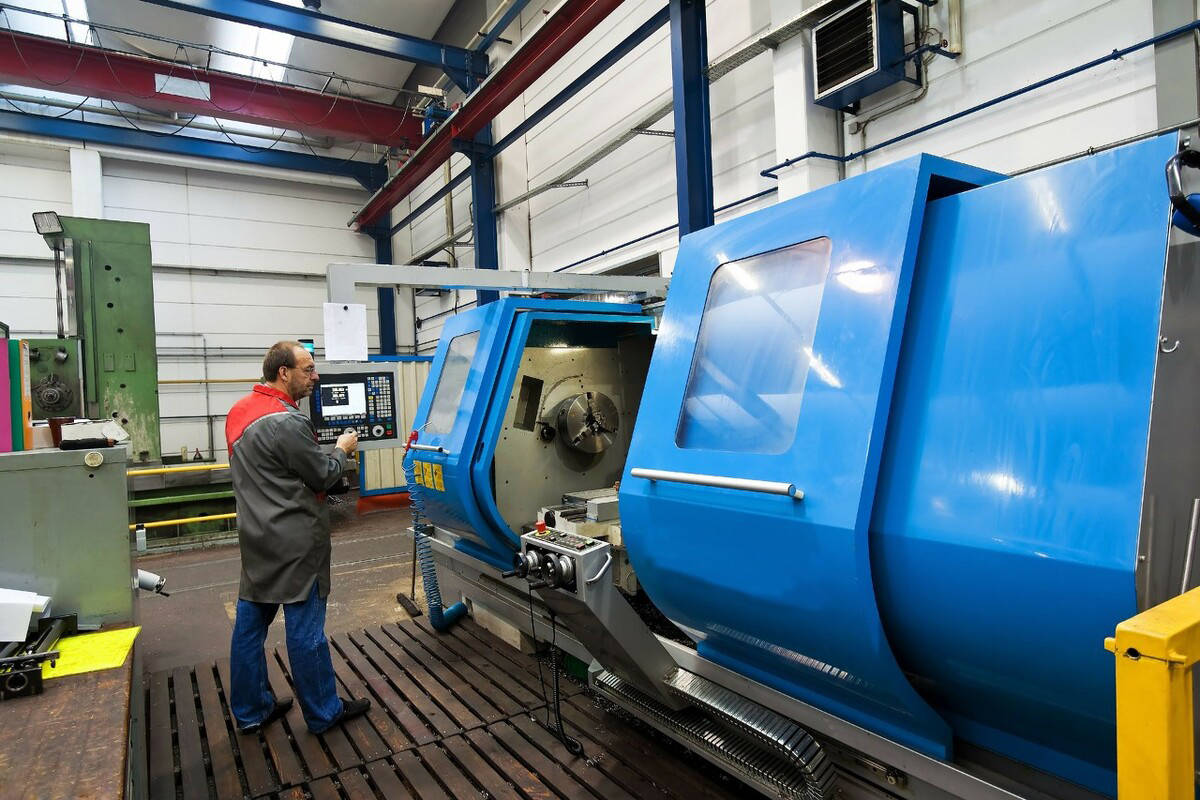 设备故障,厂长想打电话叫回休假的机修工,老板却联