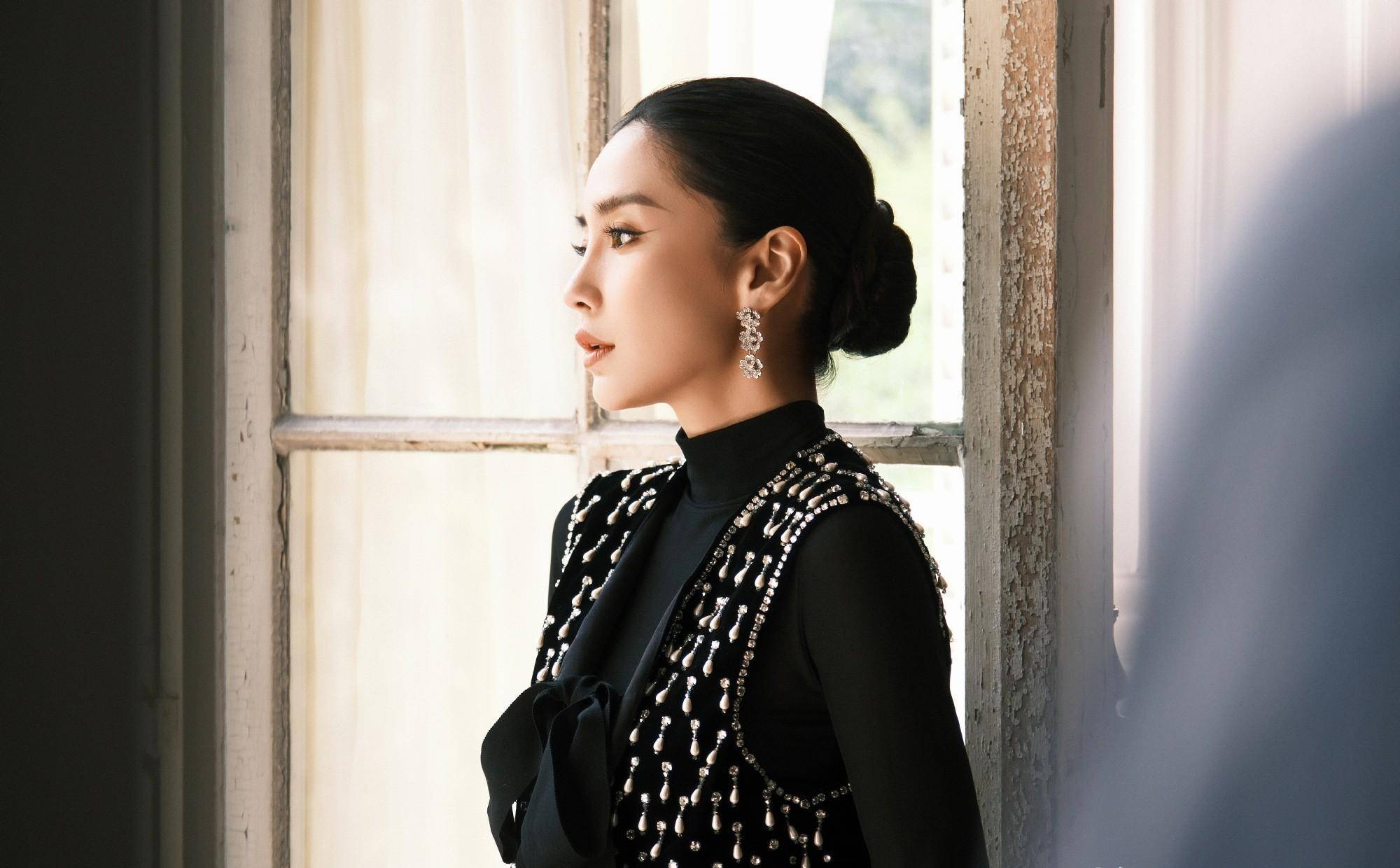 杨颖复出后终迎国内红毯首秀行事低调气场全无处境尴尬太唏嘘