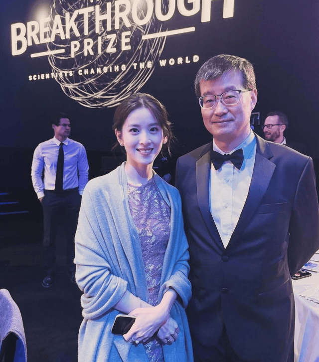 奥斯卡,穿金色礼服亮相,自曝家族有帕金森病史_刘强东_豪门_物质条件